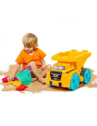 Gran camión volquete con accesorios de playa