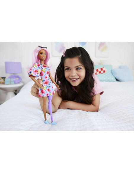 Barbie Fashionista Vestido Floral un Hombro con Pierna protésica Muñeca con Pelo Rosa y Gafas