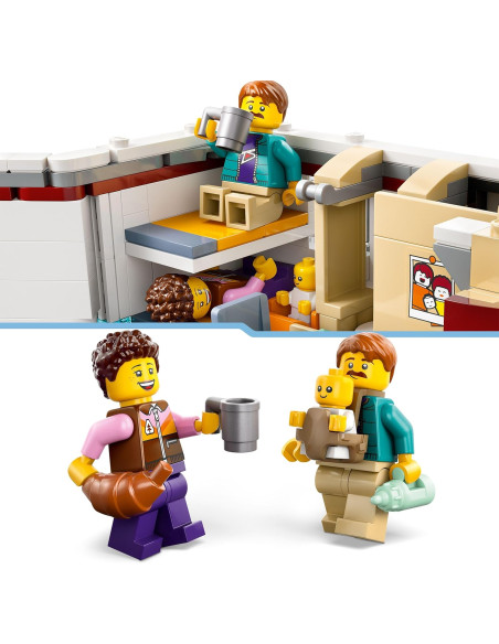LEGO City Autocaravana Aventurera de Vacaciones, Furgoneta y 3 Minifiguras (Mamá, Papá y bebé) 