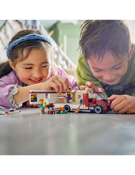 LEGO City Autocaravana Aventurera de Vacaciones, Furgoneta y 3 Minifiguras (Mamá, Papá y bebé) 